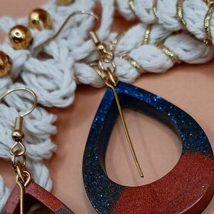 Χριστουγεννιάτικα σκουλαρίκια από υγρό γυαλί σε σχήμα σταγόνας - μπλε/πορτοκαλί - γυαλί, ατσάλι, boho, κρεμαστά, χριστουγεννιάτικα δώρα - 2