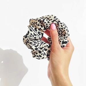 Χειροποίητο scrunchie με leopard print - ύφασμα, animal print, χειροποίητα, λαστιχάκια μαλλιών - 3