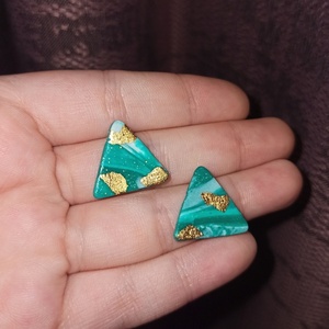 Emeralds| Χειροποίητα καρφωτά σκουλαρίκια τρίγωνα με φύλλα χρυσού - πηλός, καρφωτά, μικρά, ατσάλι, καρφάκι - 2