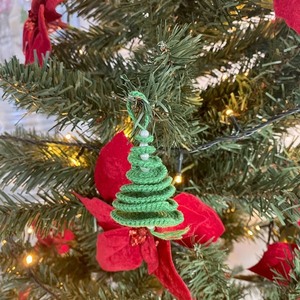 Χριστουγεννιάτικο πλεκτό δεντράκι από νήμα(βαμβακερό) με πέρλες(πράσινο) . Διαστάσεις: 5,5cm*4cm *4cm - νήμα, στολίδια, δέντρο - 2