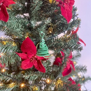 Χριστουγεννιάτικο πλεκτό δεντράκι από νήμα(βαμβακερό) με πέρλες(πράσινο) . Διαστάσεις: 5,5cm*4cm *4cm - νήμα, στολίδια, δέντρο - 4