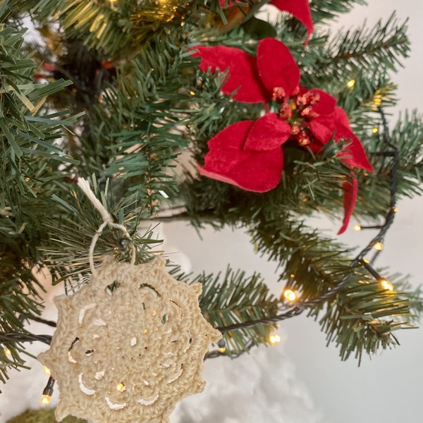 Χριστουγεννιάτικο σετ από δύο χιονονιφάδες (λευκή και μπέζ) για το δέντρο πλεκτές με νήμα βαμβακερό. Διαστάσεις : 6cm*6cm - νήμα, χιονονιφάδα, στολίδια - 5