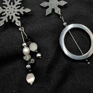Χριστουγεννιάτικα σκουλαρίκια από υγρό γυαλί και ημιπολύτιμες χάντρες σε σχήμα χιονονιιφάδας - μαύρο/γκρι - γυαλί, χάντρες, ατσάλι, boho, χριστουγεννιάτικα δώρα - 4