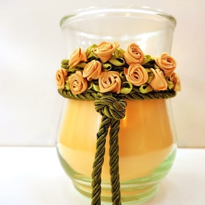 Χειροποίητο αρωματικό κερί 500γρμ ιβουάρ με άρωμα βανίλια σε γυάλινο ποτήρι 13χ9 εκ. με τριαντάφυλλα - αρωματικά κεριά