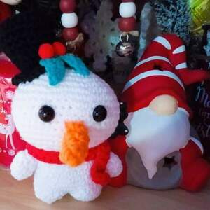 Πλεκτό κουκλάκι χιονάνθρωπος με καπέλο - χειροποίητα, λούτρινα, amigurumi, χιονάνθρωπος - 3