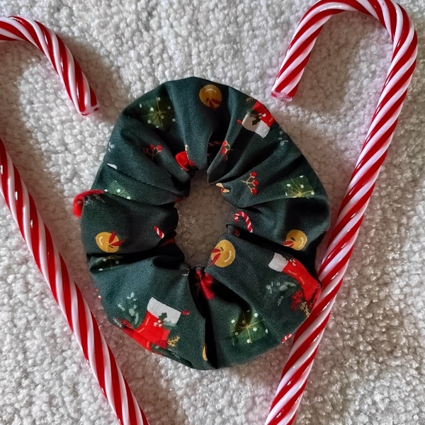 Χειροποίητο χριστουγεννιάτικο scrunchie πρασινο με χριστουγεννιάτικες μπότες και γλειφιτζούρια 1τμχ medium size - ύφασμα, χριστουγεννιάτικα δώρα, λαστιχάκια μαλλιών - 2
