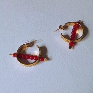 Γυναικεία σκουλαρίκια κρίκοι τρυπητά από ατσάλι σε χρυσό χρώμα και κρύσταλλα σε κόκκινο σκούρο χειροποίητα - χάντρες, καρφωτά, ατσάλι, καρφάκι - 2