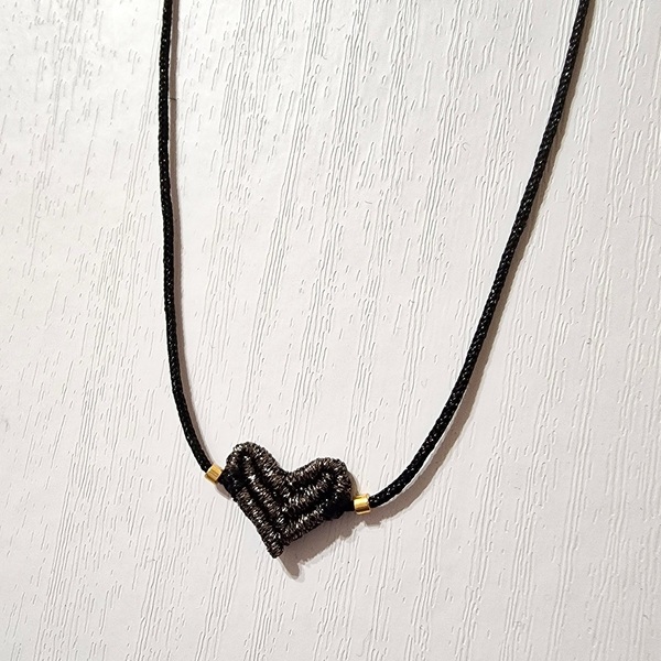 Κολιέ TINY HEART με καρδιά μακραμέ σε μεταλιζέ μαύρο χρώμα και miyuki χάντρες - ημιπολύτιμες πέτρες, καρδιά, μακραμέ, κοντά, φθηνά - 3