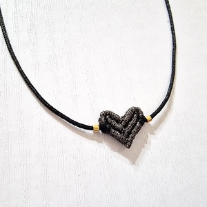 Κολιέ TINY HEART με καρδιά μακραμέ σε μεταλιζέ μαύρο χρώμα και miyuki χάντρες - ημιπολύτιμες πέτρες, καρδιά, μακραμέ, κοντά, φθηνά - 4
