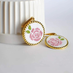 Κεντητά σκουλαρίκια χειροποίητα Ροζ τριαντάφυλλα - κεντητά, ορείχαλκος, τριαντάφυλλο, κρεμαστά, δώρο γεννεθλίων - 4