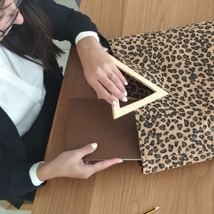 Γυναικεία χειροποίητη τσάντα. Από φελλό Leopard και ξύλινο χερούλι. Anifantou - animal print, μεγάλες, φελλός, χειρός, tote - 5