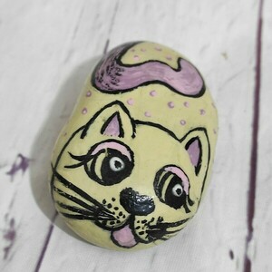 Ζωγραφισμένo βότσαλο SeaGardenStone με λιλά γατούλα, - πέτρα, γάτα, διακοσμητικές πέτρες
