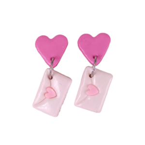 Σκουλαρίκια καρφωτά φάκελοι με ροζ καρδούλες Αγίου Βαλεντίνου με πολυμερικό πηλό / μεσαίο μέγεθος / ατσάλι / Twice Treasured - καρδιά, πηλός, κρεμαστά, καρφάκι, αγ. βαλεντίνου