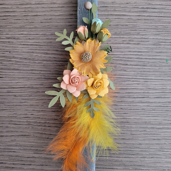 Λαμπάδα γκρι, ξυστή, αρωματική 29 cm. Μπουκέτο από λουλούδια και φτερά! - κορίτσι, λουλούδια, λαμπάδες, χειροποίητα - 2