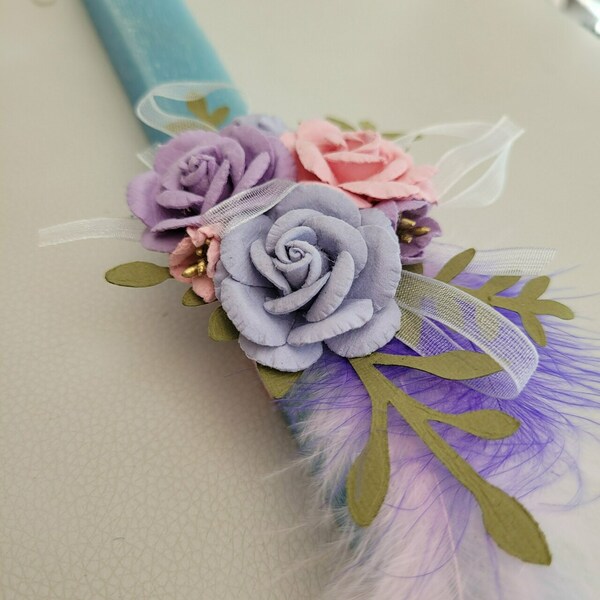 Λαμπάδα γαλάζια, ξυστή, αρωματική 29 cm. Μπουκέτο από λουλούδια και φτερά!-Αντίγραφο - κορίτσι, λουλούδια, λαμπάδες, χειροποίητα - 5
