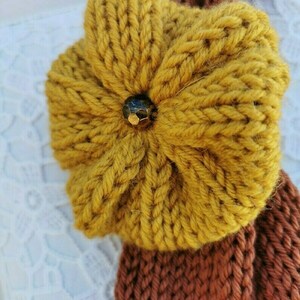 Καφέ πλεκτό κασκόλ κυκλικό με λουλούδι, infinity scarf, κασκόλ λαιμος - μαλλί, πλεκτοί λαιμοί - 4