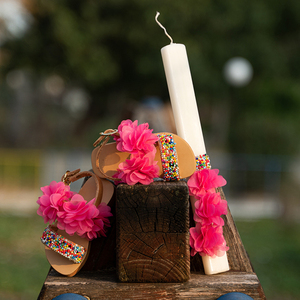 Σετ με χειροποιήτα κοριτσίστικα σανδάλια με φούξια λουλούδια και πολύχρωμες χάντρες με αρωματική λαμπαδα - κορίτσι, λαμπάδες, βαφτιστήρι, με πέρλες - 3