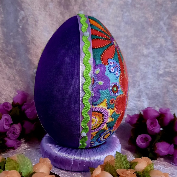 Χειροποίητο Πασχαλινό αυγό από βαμβακερό ύφασμα σε αποχρώσεις του μωβ και λουλούδια. Υψος 14 cm - διακοσμητικά, πασχαλινά αυγά διακοσμητικά, πασχαλινά δώρα, διακοσμητικό πασχαλινό - 3