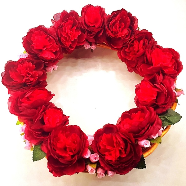 Στεφάνι μπαμπού 30εκΧ 30εκ με υφασμάτινα κόκκινα τριαντάφυλλα και ρόζ μπουμπούκια - στεφάνια