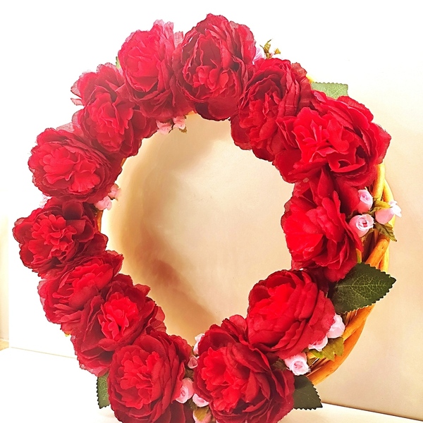 Στεφάνι μπαμπού 30εκΧ 30εκ με υφασμάτινα κόκκινα τριαντάφυλλα και ρόζ μπουμπούκια - στεφάνια - 2