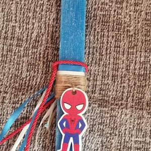 Αρωματική μπλε λαμπάδα με ξυλινο Spiderman κορδέλες κ κόκκινο στριφτο κορδόνι - αγόρι, λαμπάδες, για παιδιά, για εφήβους, σούπερ ήρωες - 4