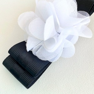 Φιόγκος Flower satin - μαύρο σατέν με λευκό σιφόν λουλούδι - ύφασμα, φιόγκος, σατέν, hair clips - 2