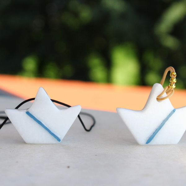 Κρεμαστό λευκό σχήμα βάρκα από Ελληνικό μάρμαρο και μπλε γεωμετρικές γραμμές. - ημιπολύτιμες πέτρες, layering, οικογένεια