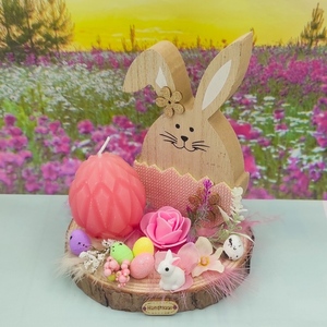 Πασχαλινή Σύνθεση με ξύλινο διακοσμητικό λαγός, κέρινο αυγό, λουλούδια και αυγουλάκια, πάνω σε κορμό ξύλου - διακοσμητικά, νονοί, πασχαλινά δώρα, διακοσμητικό πασχαλινό - 2