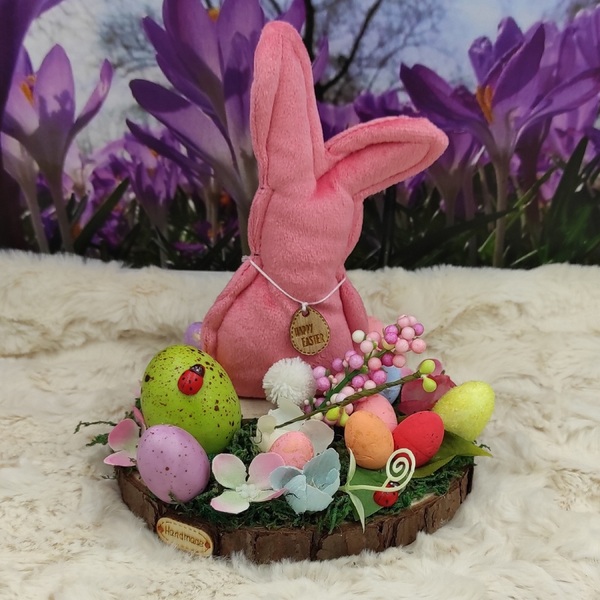 Πασχαλινή Σύνθεση με ροζ βελουδινο διακοσμητικό λαγό, λουλούδια και αυγουλάκια, πάνω σε κορμό ξύλου - διακοσμητικά, νονοί, πασχαλινά δώρα, διακοσμητικό πασχαλινό - 4