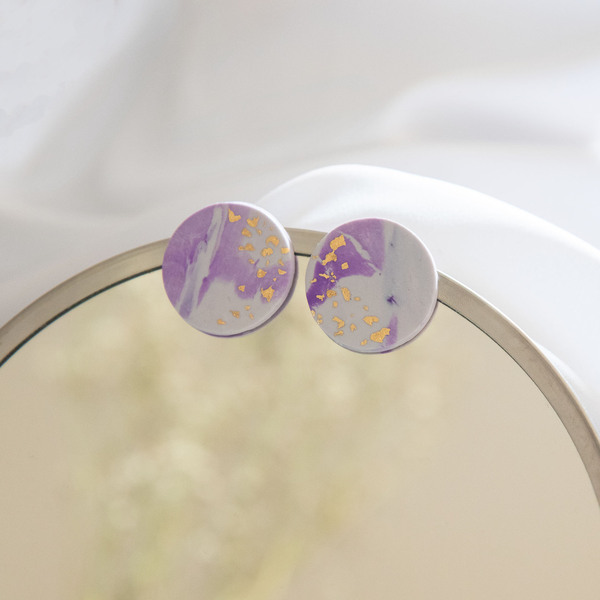 Καρφωτά σκουλαρίκια στρογγυλά από πολυμερικό πηλό λιλά χρώμα με φύλλα χυσού - πηλός, καρφωτά, καρφάκι - 3