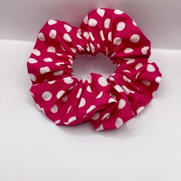 Υφασμάτινο λαστιχάκι scrunchie φούξια large polka dots μεσαίου μεγέθους (medium) - ύφασμα, πουά, για τα μαλλιά, λαστιχάκια μαλλιών - 4