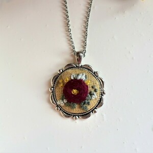 Vintage necklace with a red rose ❤️❤️❤️ κεντητό χειροποίητο μενταγιόν με "κόκκινο τριαντάφυλλο" σε ασημί βάση και αλυσίδα... - κεντητά, μακριά, λουλούδι, ατσάλι, μενταγιόν - 5