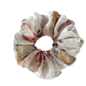 Χειροποίητο υφασμάτινο Λαστιχάκι μαλλιών Scrunchie κοκαλάκι off white με λουλούδια medium size 1τμχ - ύφασμα, vintage, λαστιχάκια μαλλιών, μεγάλα scrunchies, δώρο γεννεθλίων