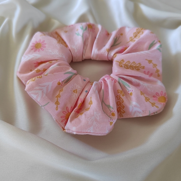 Χειροποιητο υφασμάτινο λαστιχάκι μαλλιών scrunchie κοκαλάκι βαμβακερο σε ροζ χρώμα με λουλούδια medium size 1τμχ - ύφασμα, γυναικεία, λαστιχάκια μαλλιών, ανοιξιάτικα λουλούδια, δώρο γεννεθλίων - 2