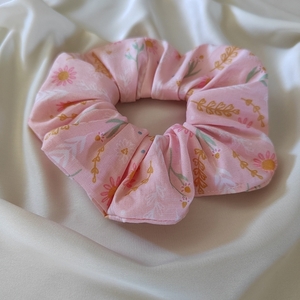 Χειροποιητο υφασμάτινο λαστιχάκι μαλλιών scrunchie κοκαλάκι βαμβακερο σε ροζ χρώμα με λουλούδια medium size 1τμχ - ύφασμα, γυναικεία, λαστιχάκια μαλλιών, δώρο γεννεθλίων - 2