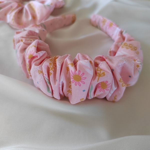 Χειροποιητο υφασμάτινο λαστιχάκι μαλλιών scrunchie κοκαλάκι βαμβακερο σε ροζ χρώμα με λουλούδια medium size 1τμχ - ύφασμα, γυναικεία, λαστιχάκια μαλλιών, ανοιξιάτικα λουλούδια, δώρο γεννεθλίων - 4