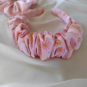 Χειροποιητο υφασμάτινο λαστιχάκι μαλλιών scrunchie κοκαλάκι βαμβακερο σε ροζ χρώμα με λουλούδια medium size 1τμχ - ύφασμα, γυναικεία, λαστιχάκια μαλλιών, δώρο γεννεθλίων - 4