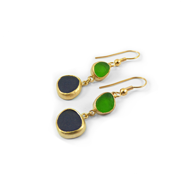 "Multi Colour Seaglass earrings" - Xειροποίητα επίχρυσα 18κ ματ σκουλαρίκια με φυσικά πράσινα - μωβ γυαλάκια της θάλασσας! - γυαλί, επιχρυσωμένα, κρεμαστά, γάντζος