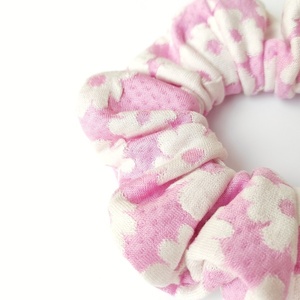 Φλοραλ scrunchie σε ροζ απόχρωση - ύφασμα, χειροποίητα, λουλουδάτο, λαστιχάκια μαλλιών - 2