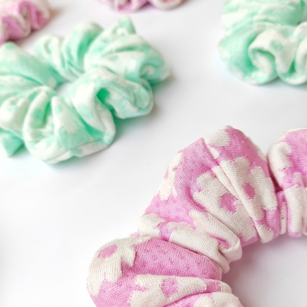 Φλοραλ scrunchie σε ροζ απόχρωση - ύφασμα, χειροποίητα, λουλουδάτο, λαστιχάκια μαλλιών - 3