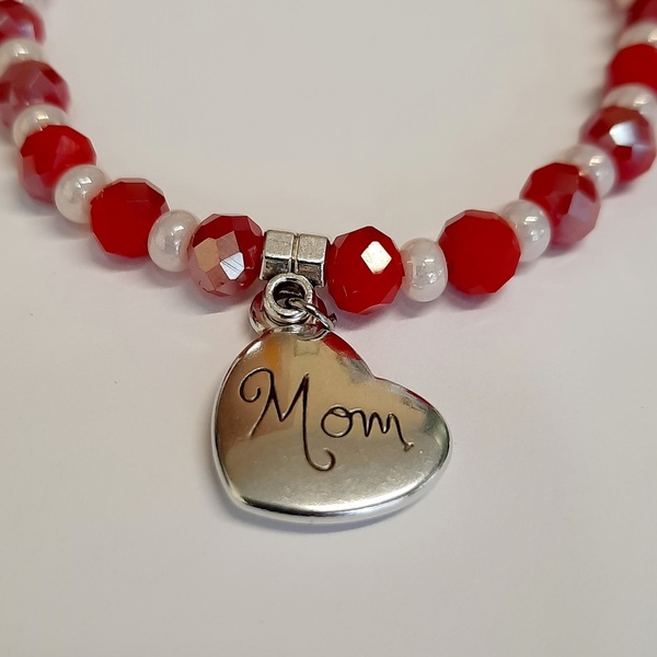 Χειροποίητο δώρο για τη μαμά, βραχιόλι με επάργυρο στοιχείο καρδιά με τη λέξη mom και κόκκινα κρυσταλλάκια - μακραμέ, μαμά, ατσάλι, χεριού, αυξομειούμενα - 3