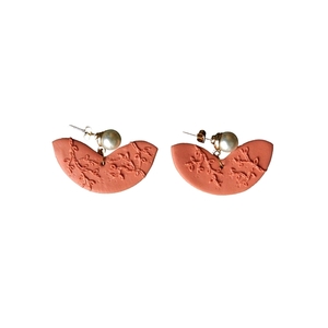 apple rose blossom- Χειροποίητα σκουλαρίκια πολυμερικού πηλού σε χρώμα σάπιο μήλο και κούμπωμα με πέρλα που θυμίζουν άνοιξη! - πηλός, λουλούδι, καρφωτά, πέρλες, καρφάκι