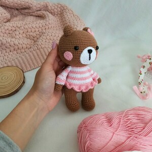 Πλεκτό αρκουδάκι με ροζ ριγέ φόρεμα - 19εκ - κορίτσι, λούτρινα, αρκουδάκι, δώρο γέννησης, ζωάκια - 3