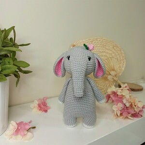 Πλεκτή γκρι ελεφαντίνα με ροζ αυτιά και λουλούδι - 18εκ - λούτρινα, δώρο γέννησης, ζωάκια, πλεκτό ζωακι, δώρο γεννεθλίων - 2