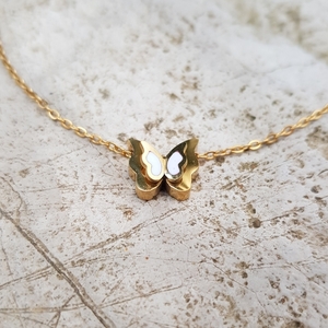 Κολιέ 3d Πεταλούδα με Λευκό Σμάλτο και Αλυσίδα 40 εκ. Χρυσό Ατσάλι - charms, χρυσό, πεταλούδα, κοντά, ατσάλι - 3
