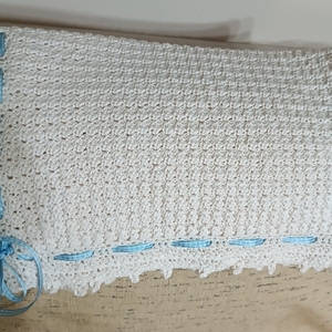 Πλεκτή χειροποίητη βρεφική κουβερτούλα με γαλάζια κορδέλα 75Χ53 - κουβέρτες - 3