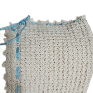 Πλεκτή χειροποίητη βρεφική κουβερτούλα με γαλάζια κορδέλα 75Χ53 - κουβέρτες