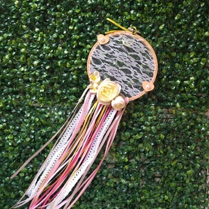 Στεφάνι ονειροπαγίδα σε καμβά κεντήματος με λουλούδια και δαντέλα - στεφάνια - 3