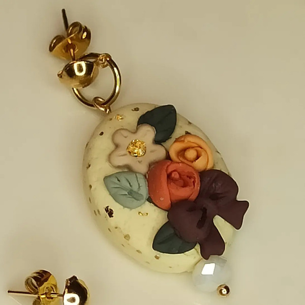 Roses Χειροποίητα vintage σκουλαρίκια από πολυμερικό πηλό και επιχρυσωμένο ανοξείδωτο ατσάλι. Διαστάσεις Μήκος 4,5 cm και πλάτος 2 cm - επιχρυσωμένα, πηλός, πεταλούδα, λουλούδι, κρεμαστά - 3