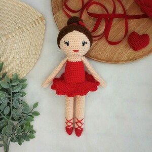 Πλεκτή μπαλαρίνα με κόκκινο φόρεμα - 26εκ - κορίτσι, λούτρινα, amigurumi, δώρο γεννεθλίων - 2